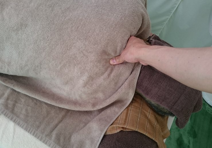 施術　肩(肩上～首下の背中)　肩こり　背中側から
